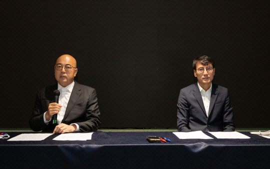 지난달 19일 경기 성남 판교 카카오아지트에서 남궁훈(왼쪽) 카카오 비상대책위원회 재발방지대책 공동 소위원장과 홍은택 카카오 대표가 대국민 사과 기자회견을 하고 있다.  카카오 제공